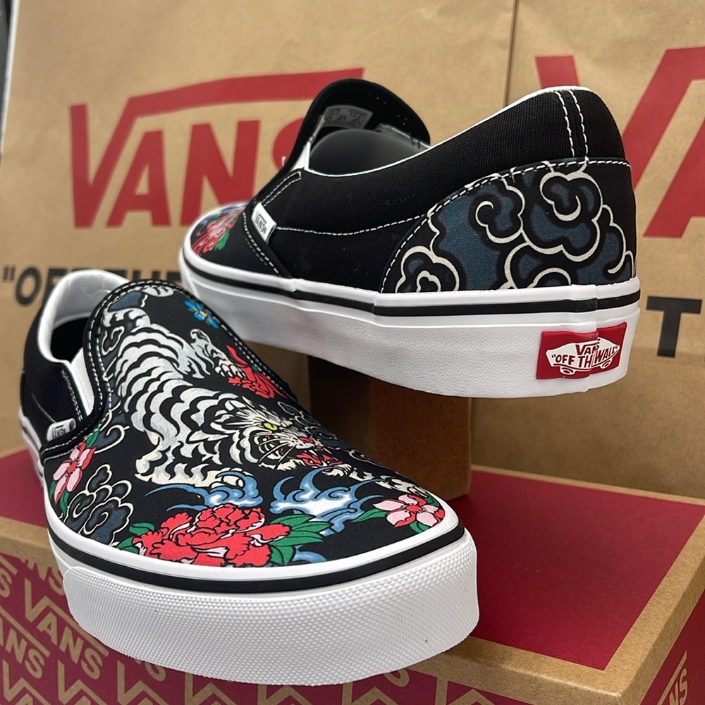 Vans WMNS Black Slip-On Shoes with Floral and Tiger Design Classic Slip On Snkrs - Picture 10 of 16